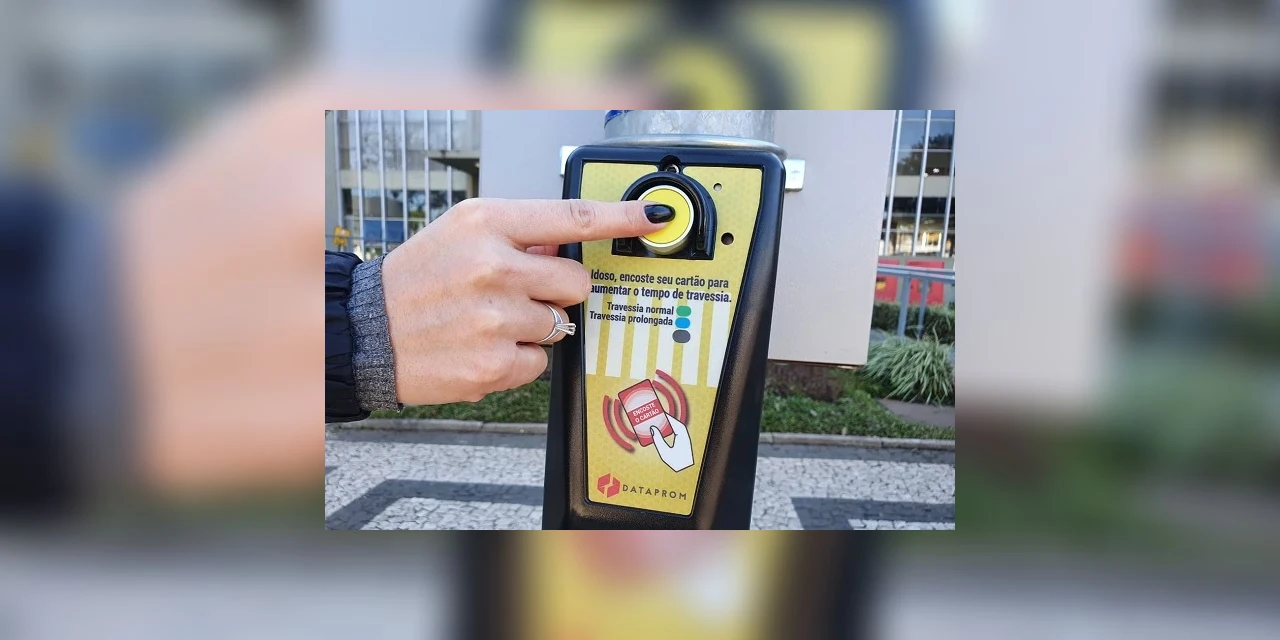 Novo equipamento permite tempo maior de semáforo para travessia de idosos e deficientes; saiba como funciona