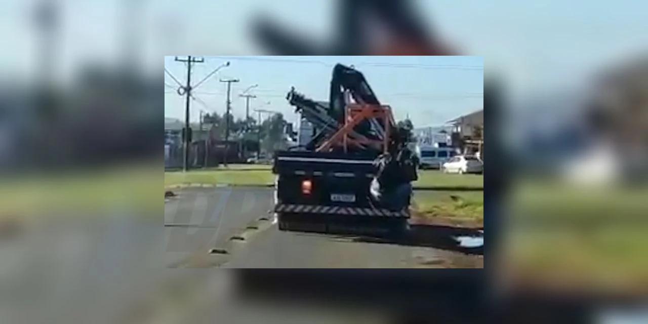 'Levou um pacote': Homem 'se esborracha' depois de pegar carona em traseira de caminhão em Uvaranas