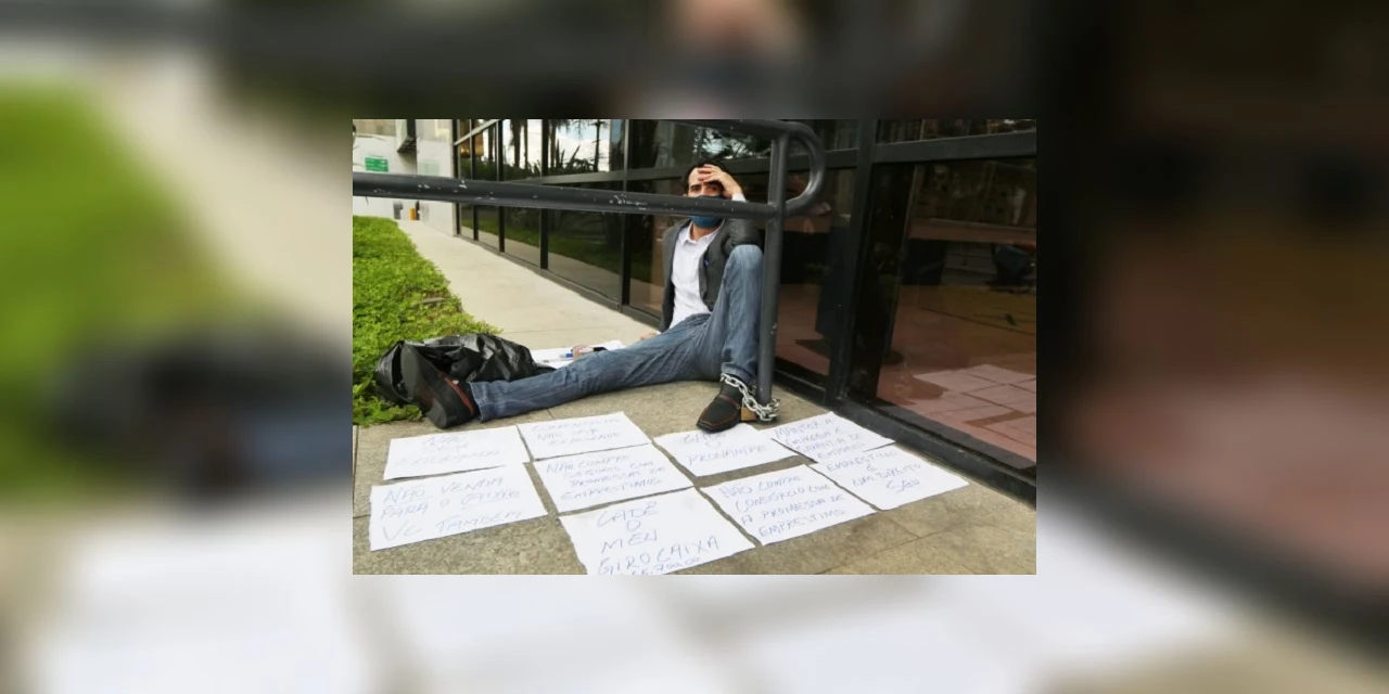 Após 54h, empresário se mantém acorrentado à agência bancária aguardando resposta de pedido de liberação de crédito