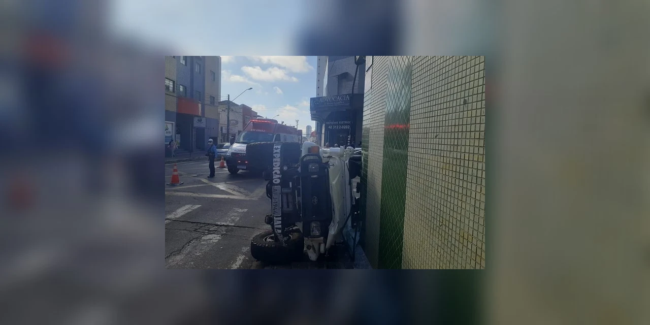 Carro capota em Ponta Grossa e motorista fica preso no veículo; veja imagens