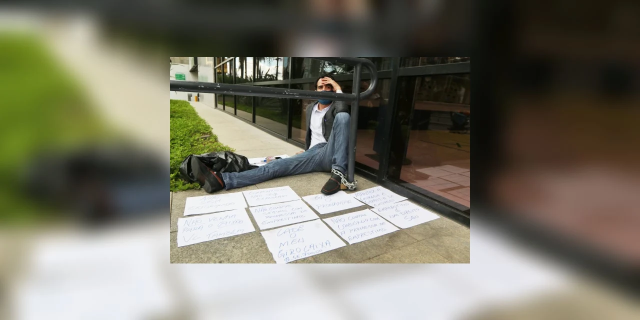 Empresário acorrentado será atendido pelo banco após 48h de protesto