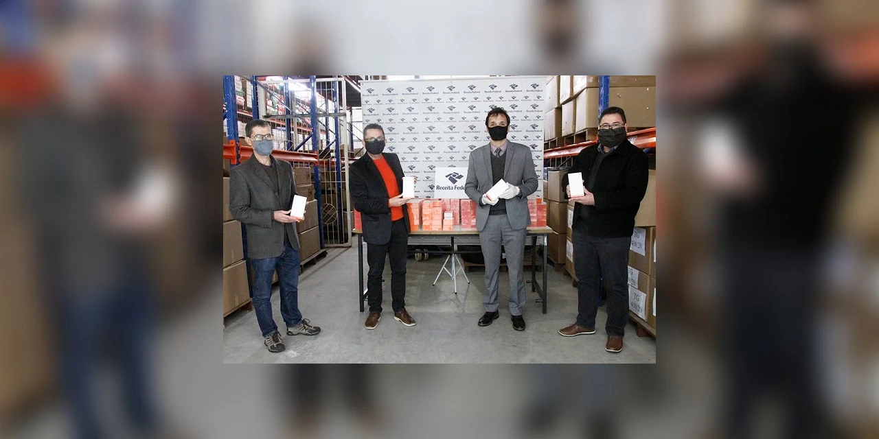 Universidades estaduais do Paraná distribuem celulares para que alunos possam acessar aulas online