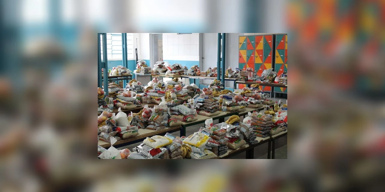Estudantes do Paraná recebem alimentos da merenda escolar durante a pandemia