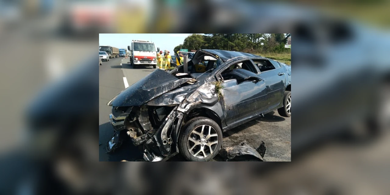 Vídeo: Carro capota em Ponta Grossa e deixa dois jovens feridos