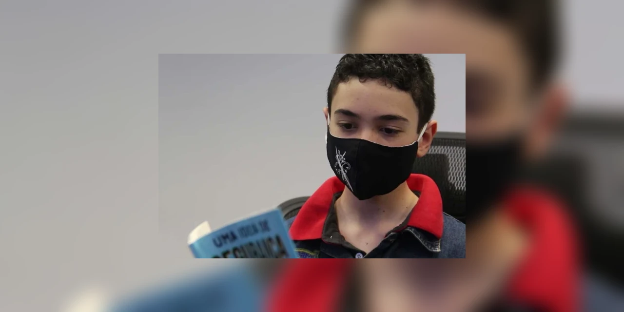 Youtuber paranaense de 14 anos lança livro sobre segurança para crianças