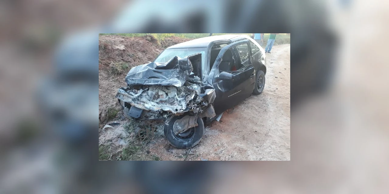 Carro de Ponta Grossa se envolve em acidente com caminhão na estrada do São João