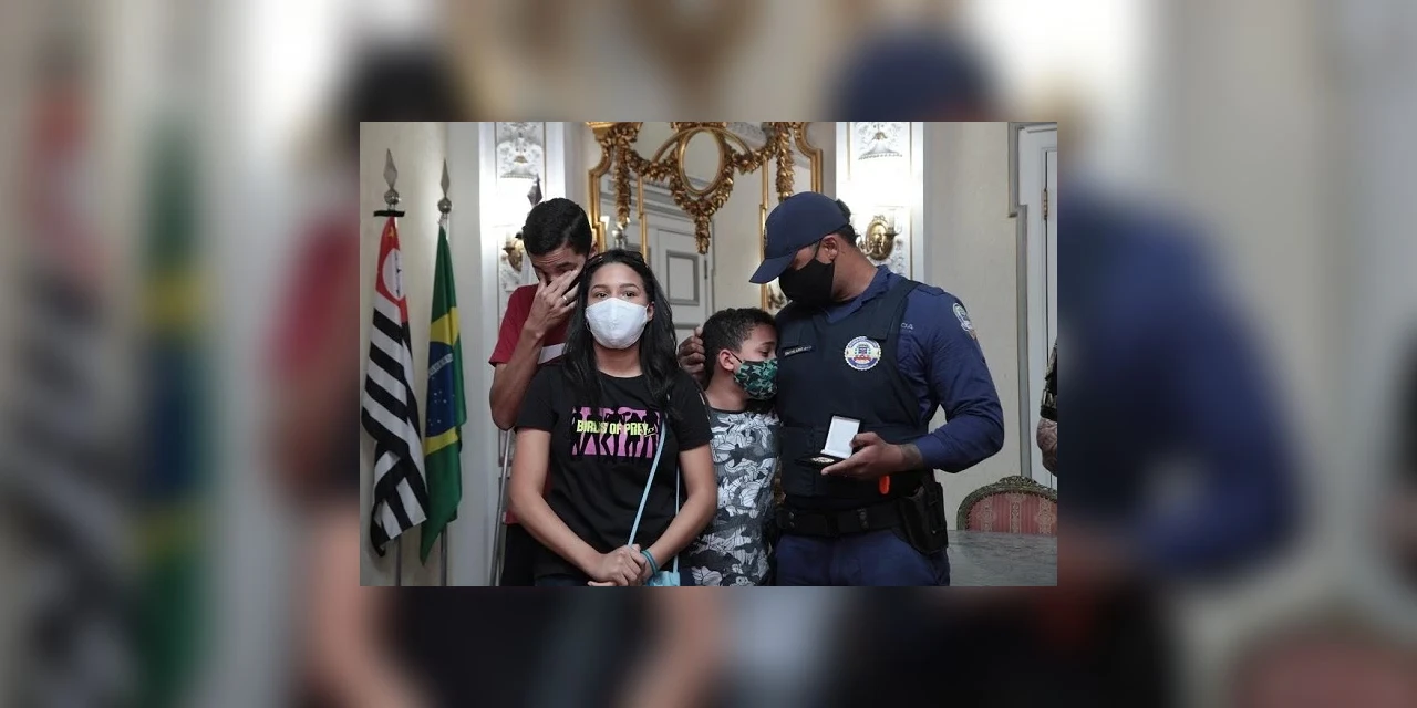 Guardas municipais ofendidos por desembargador são homenageados pela Prefeitura de Santos