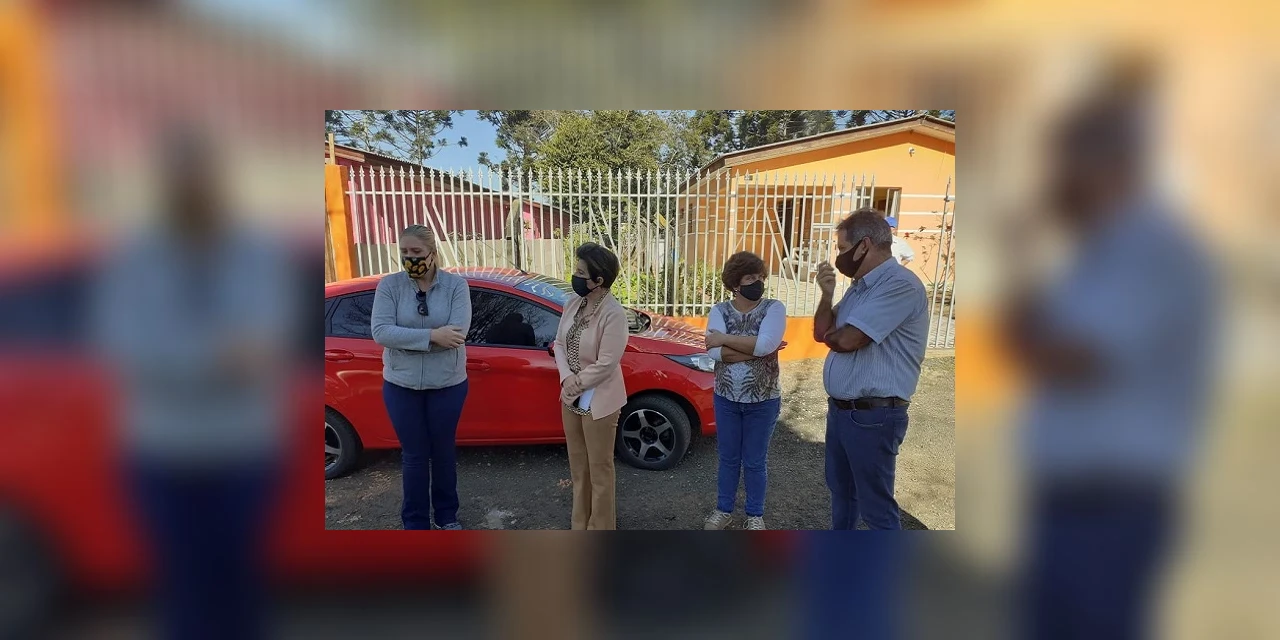 Autoridades visitam o Jardim Vila Velha para discutir falta d'água e saneamento básico na região