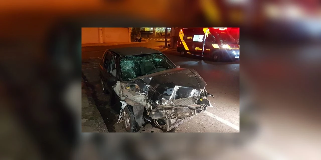Acidente no centro de Ponta Grossa deixa vítima ferida e muro destruído