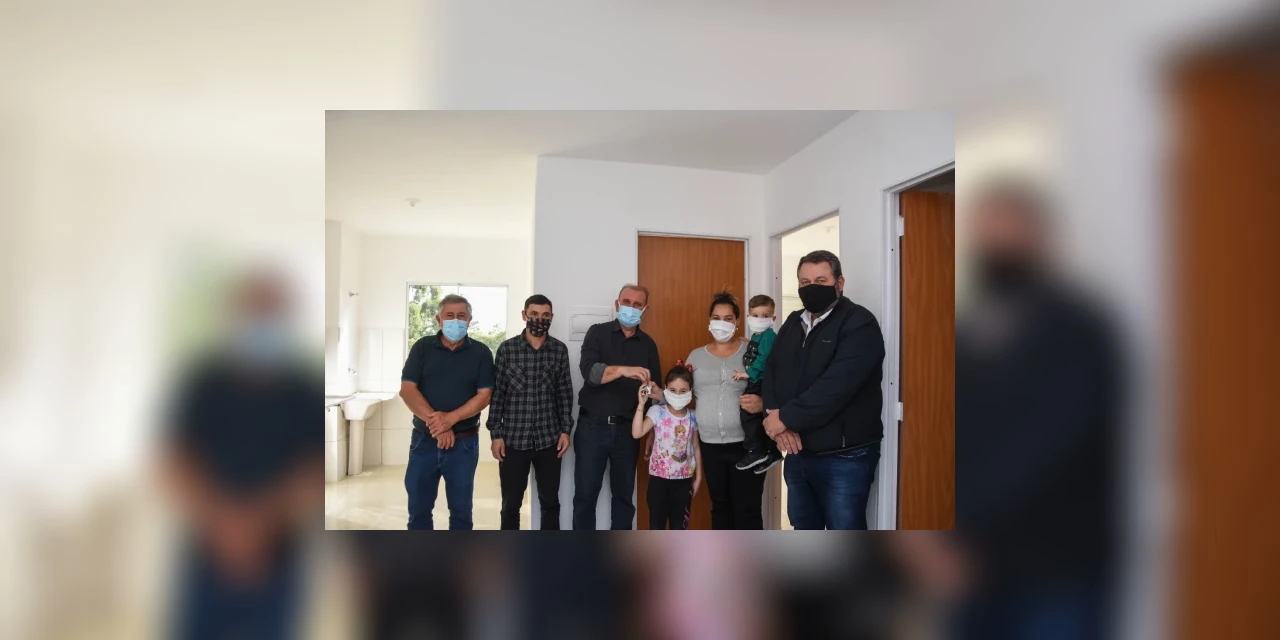 Prefeitura de Carambeí entrega residência para 154 famílias