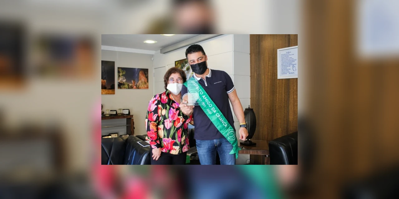 Prefeito 'Amigo da Criança': Rangel recebe faixa e placa de reconhecimento