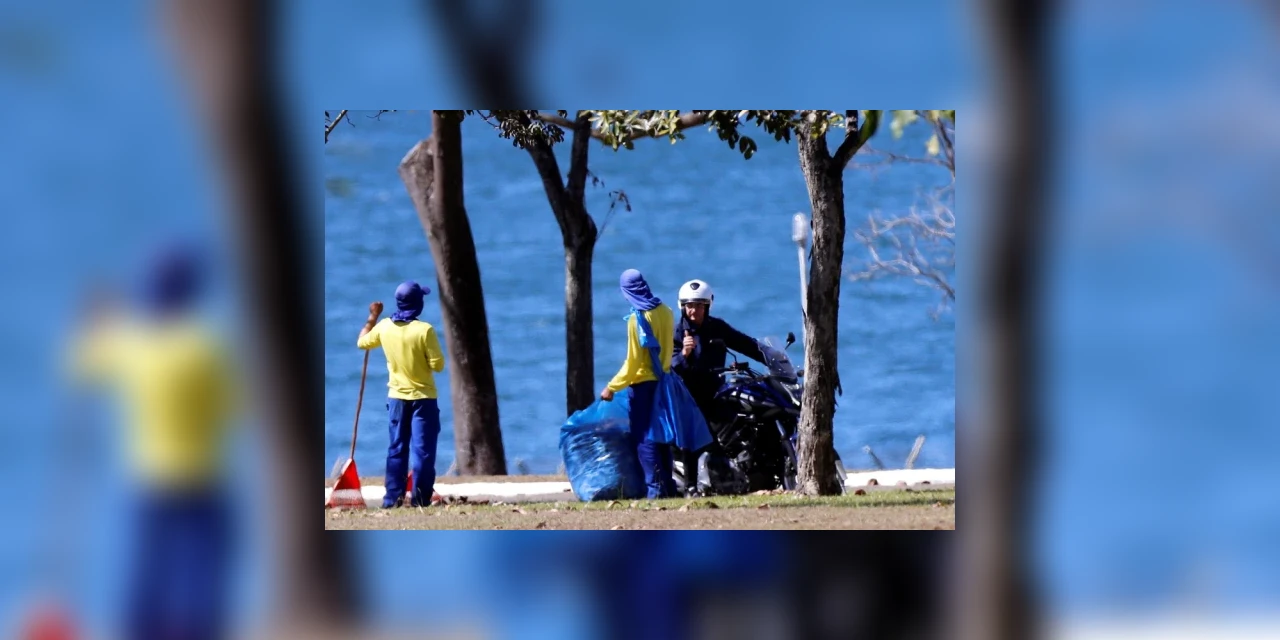 Sem máscara, Bolsonaro passeia de moto e conversa com garis