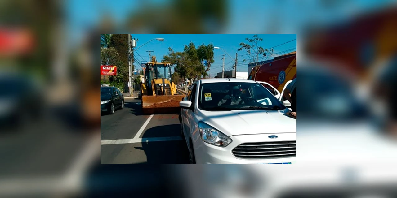 Vídeo: Trator bate na traseira de carro no bairro de Oficinas