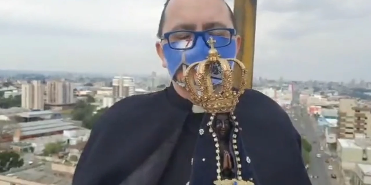 Com imagem de Aparecida, padre pede bênçãos à PG em cima de um guindaste