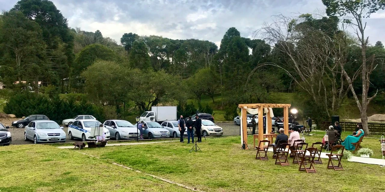 Casal inova durante pandemia e transmite casamento para amigos nas redes sociais