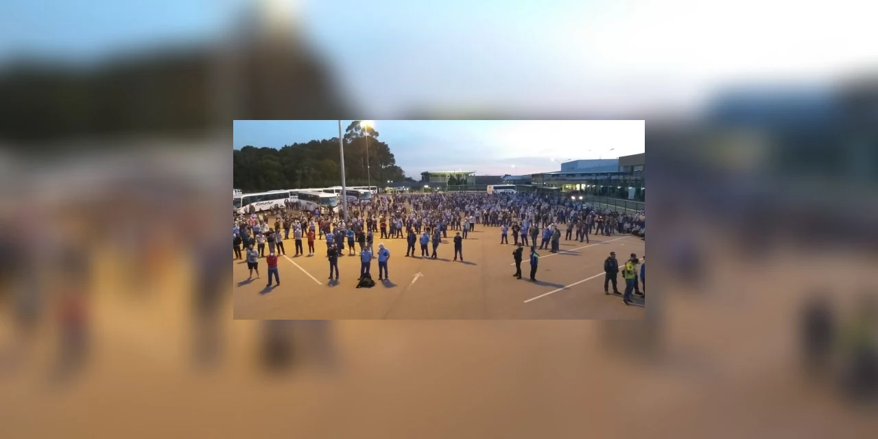 Trabalhadores fazem manifestação contra demissões na Renault
