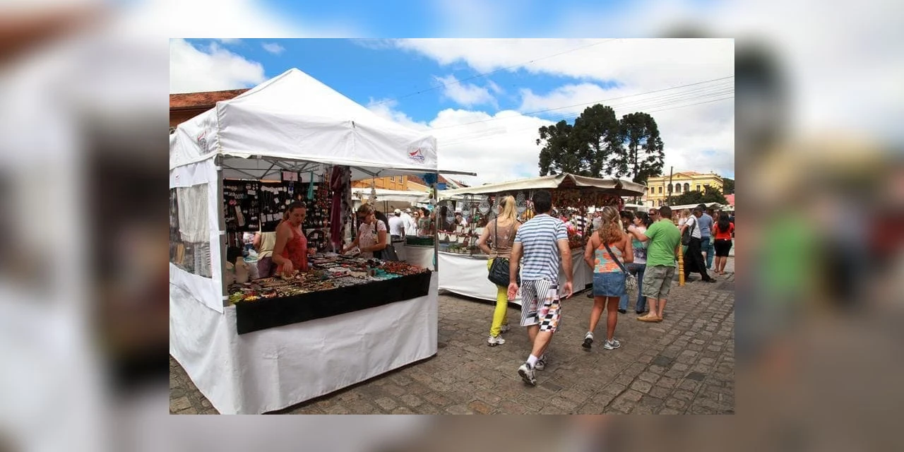 Artesãos de Curitiba pedem reabertura da tradicional feira