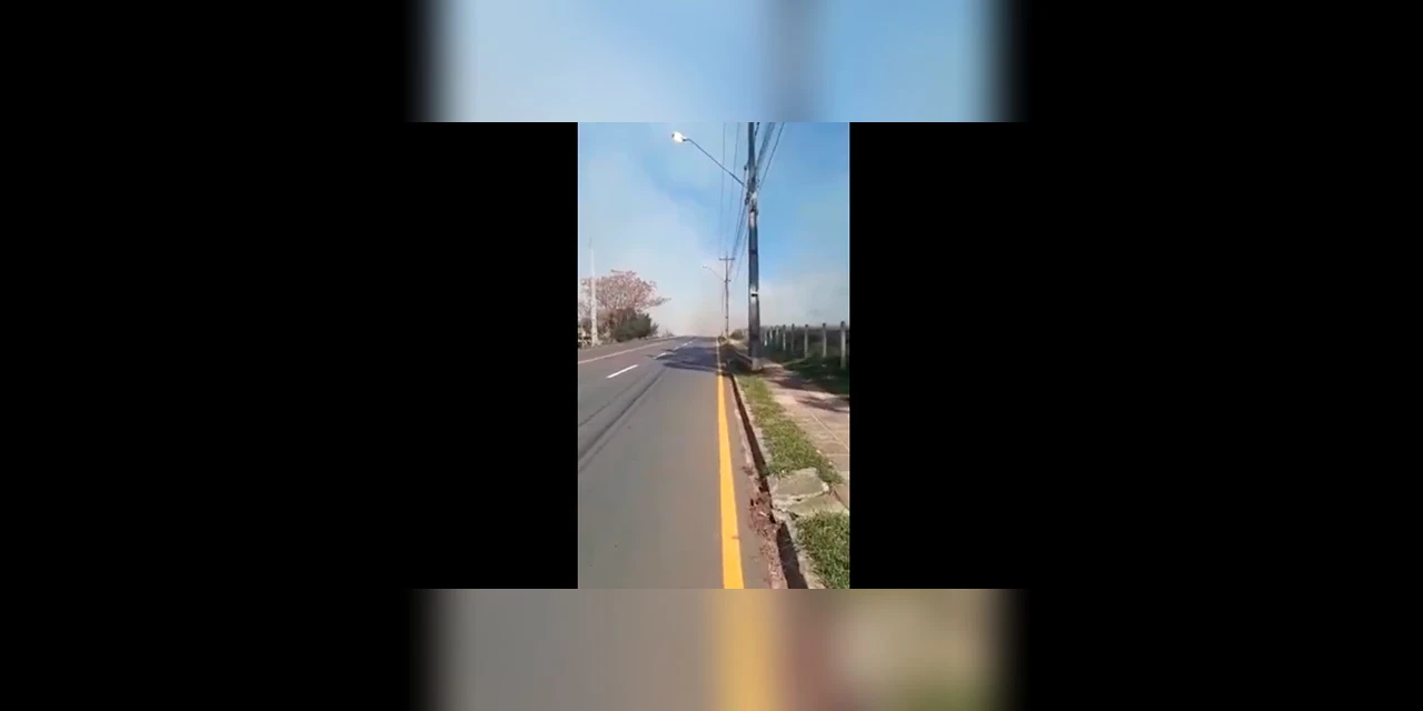 Vídeo: Incêndio ambiental na Vila Baraúna mobiliza equipes do Corpo de Bombeiros