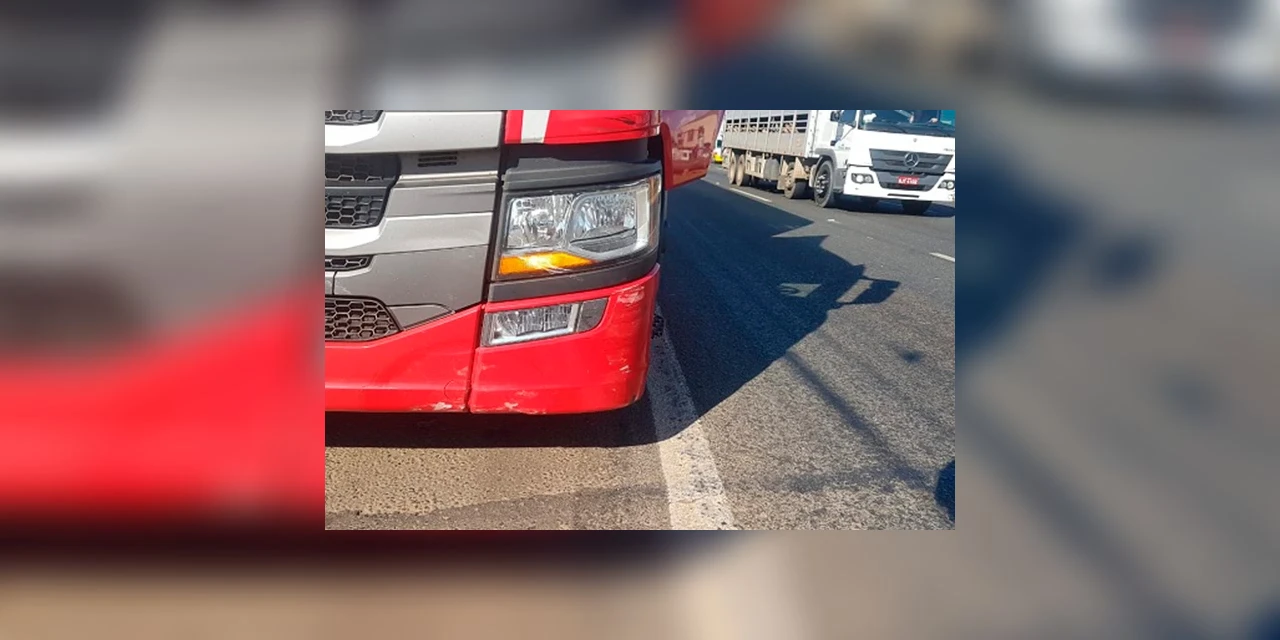Vídeo: Colisão na Avenida Souza Naves deixa o trânsito lento na região