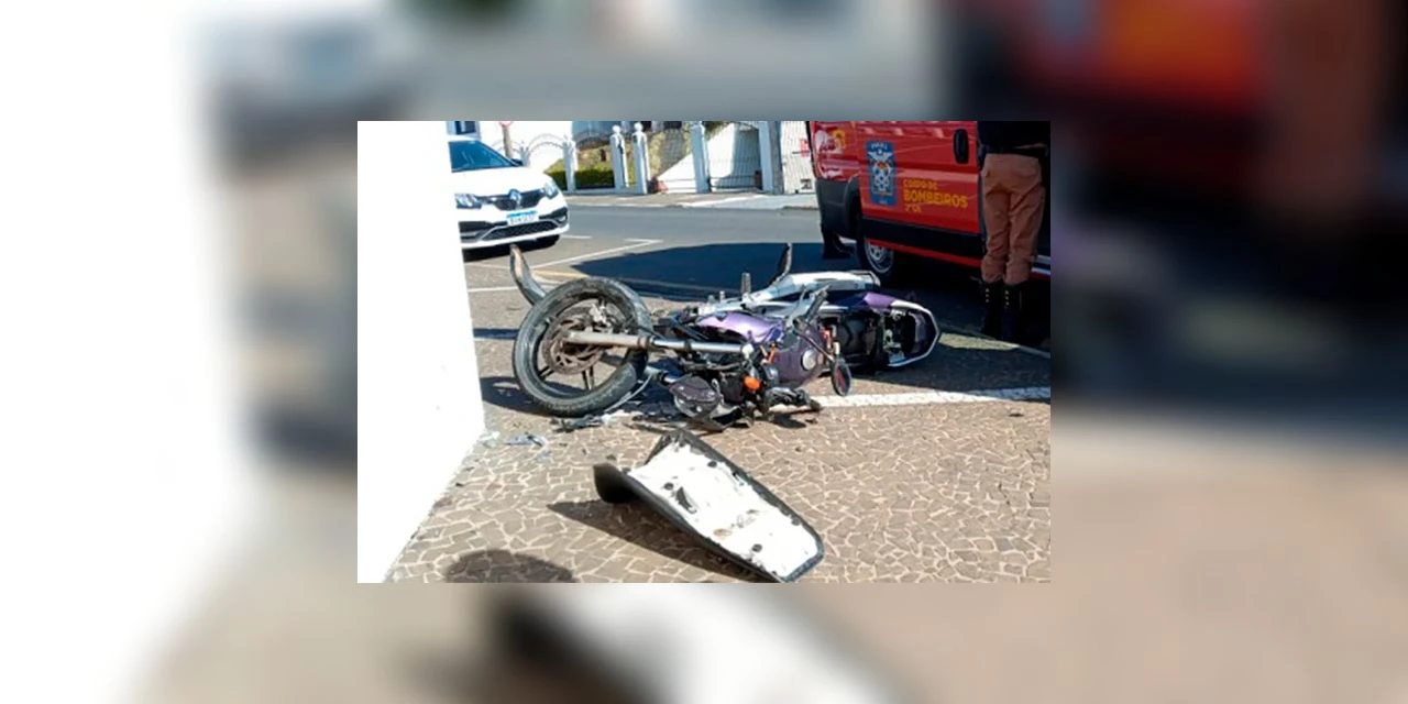 Vídeo: Colisão entre carro e moto deixa feridos na Vila Ana Rita