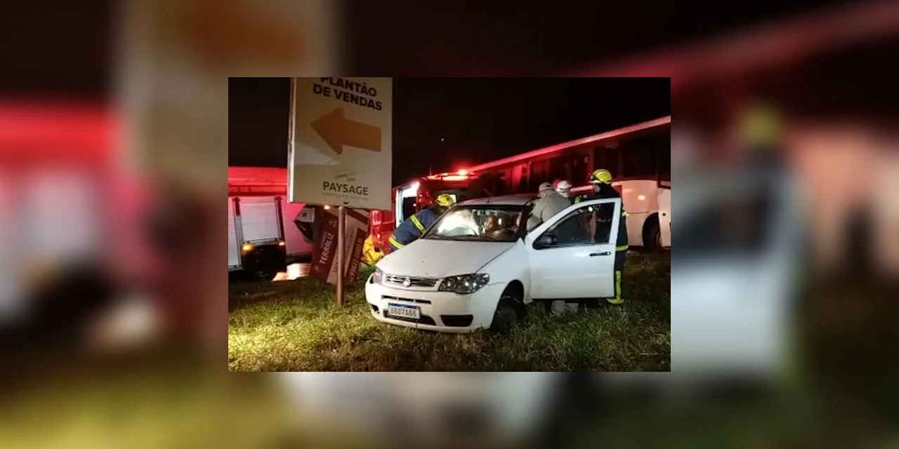 Vídeo: Após colisão com ônibus, mãe e filha ficam presas dentro de carro em Ponta Grossa