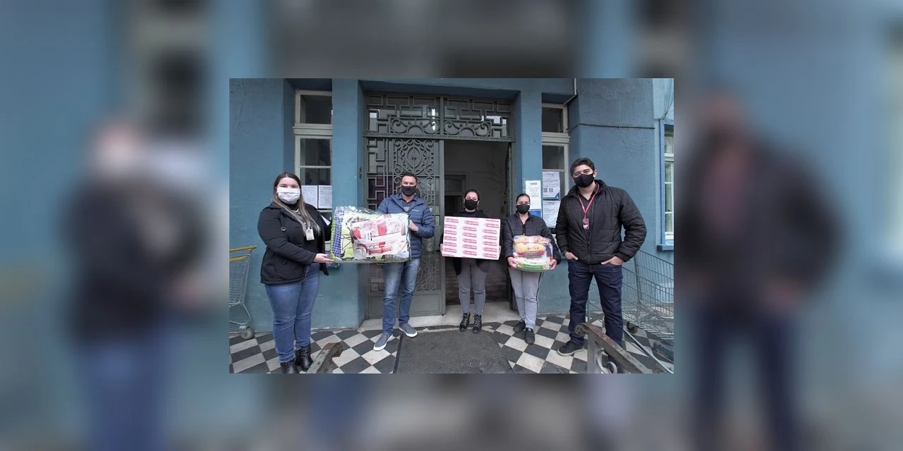 MM doa edredons, máscaras e alimentos para famílias carentes de PG