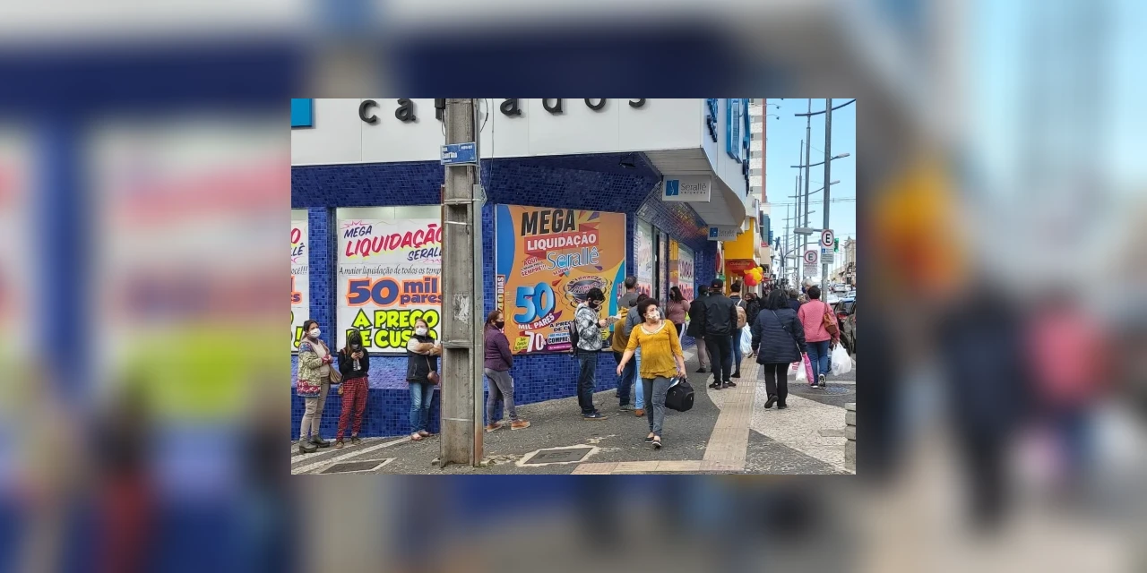 Ao vivo: Promoção em loja de calçados provoca filas no centro de PG