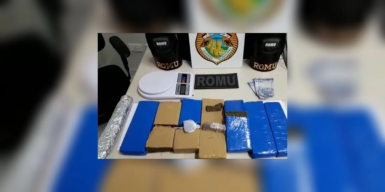 Vídeo: Usando tornozeleira eletrônica, suspeito é preso novamente por tráfico de drogas