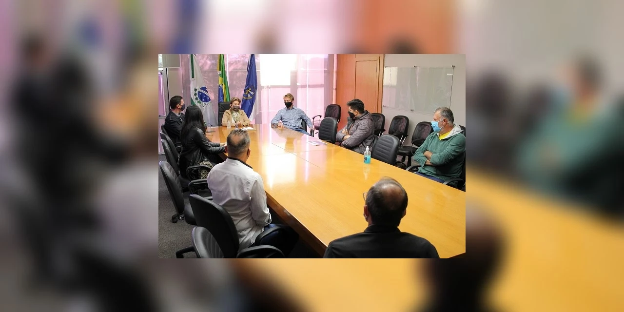 Comunidade apresenta projetos de revitalização da praça Hilda Roedel