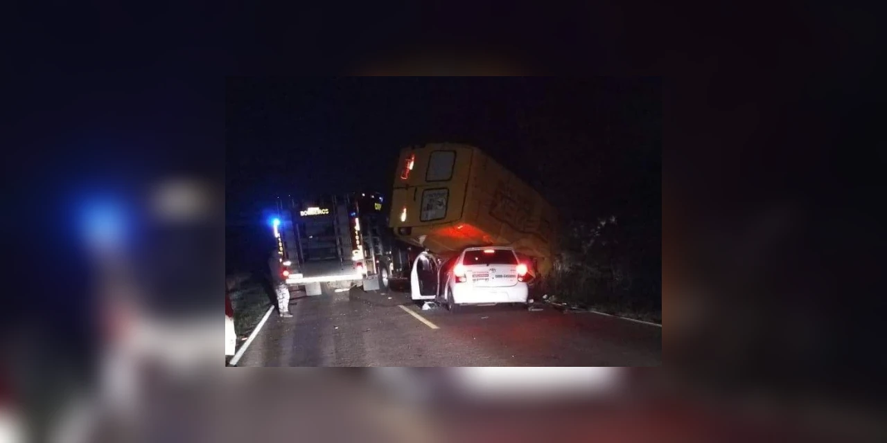 Duas pessoas morrem em grave acidente na região metropolitana de Curitiba envolvendo van dos Correios
