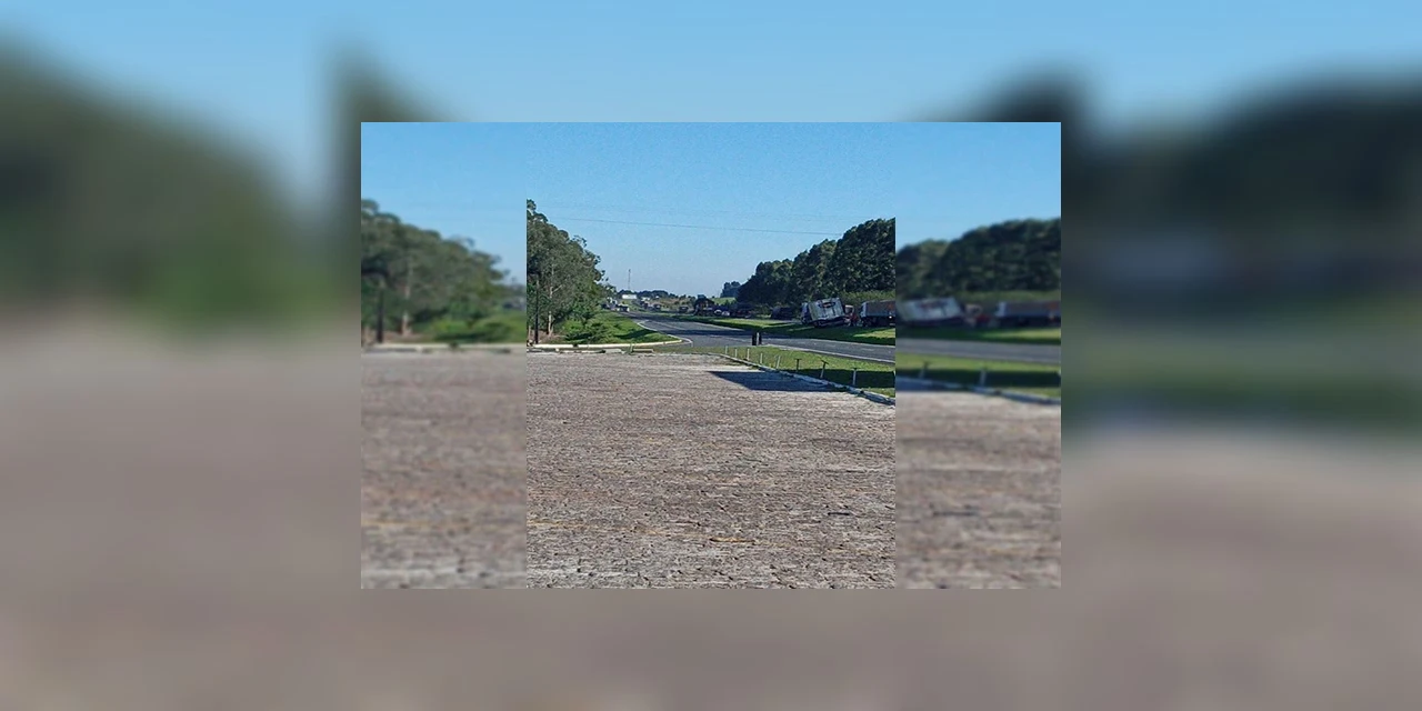 Engavetamento envolvendo três caminhões em PG deixa o trânsito lento