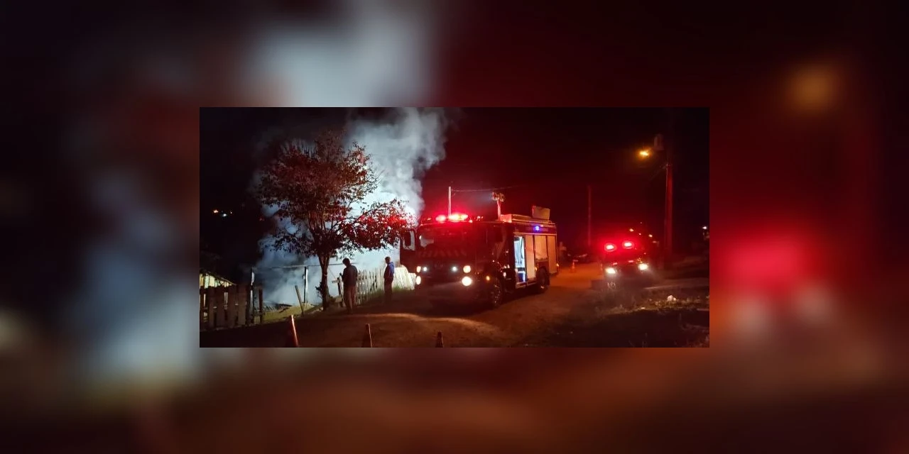 Casa de madeira é destruída pelo fogo em PG