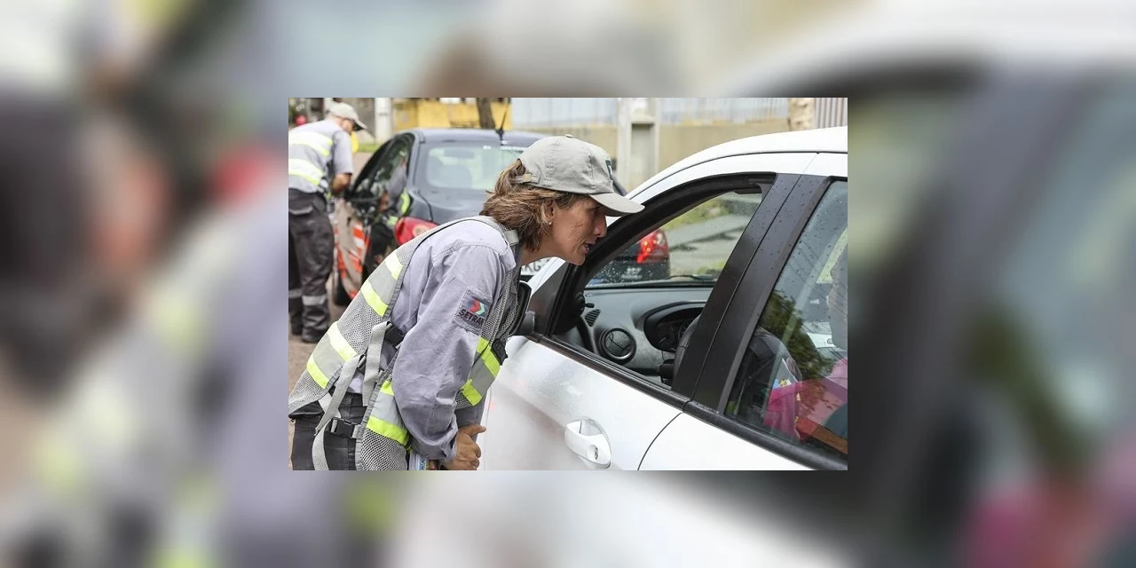 Taxistas, motoristas de aplicativo e motoboys podem ter até 78 pontos em multas sem perder a habilitação