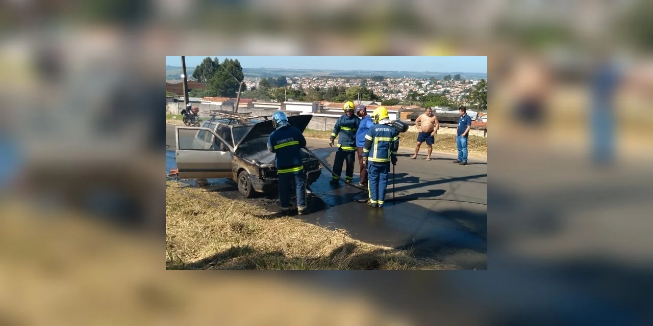 Bombeiros são acionados para apagar incêndio que consumia veículo em PG