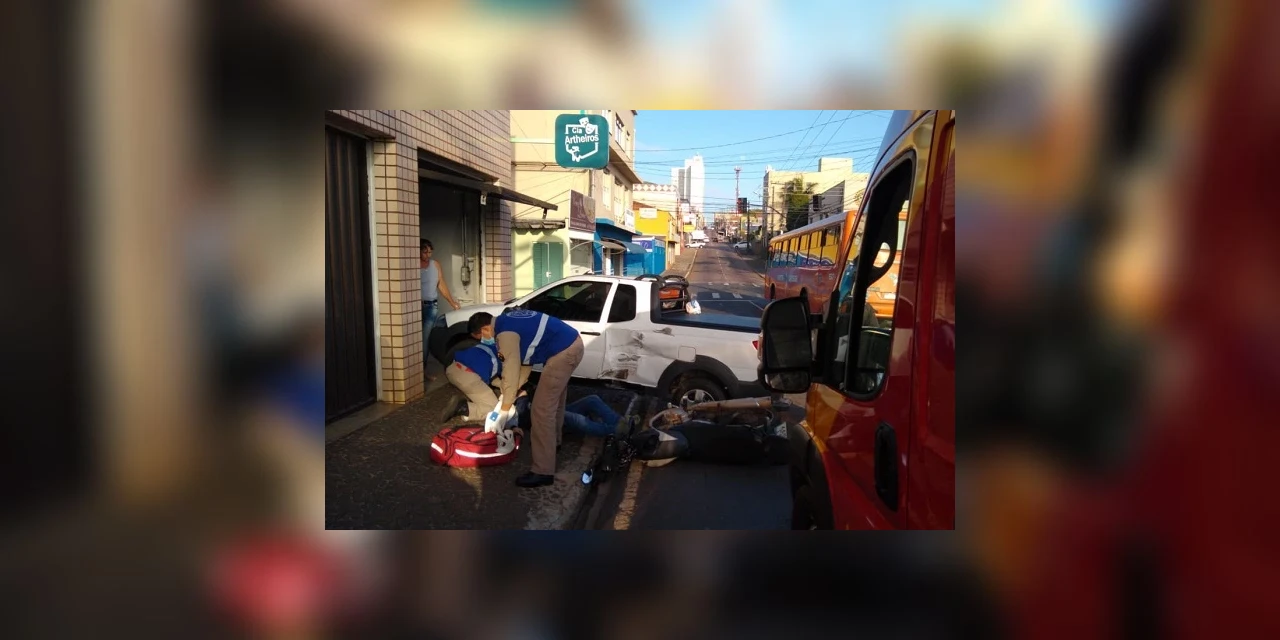 Vídeo: Acidente no centro de Ponta Grossa deixa motociclista ferido