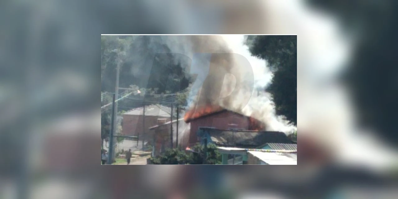 Vídeo: Incêndio em residência de PG assusta moradores e movimenta equipes do Corpo de Bombeiros