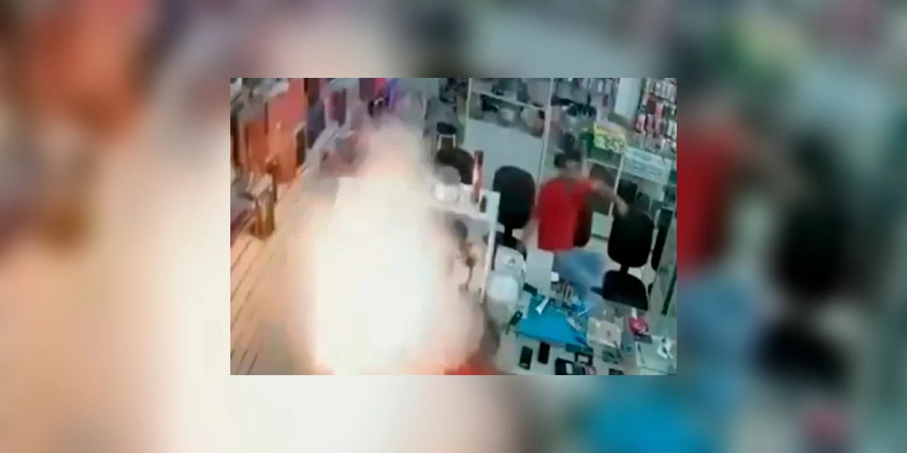 Vídeo: Celular explode dentro de loja em cidade paranaense
