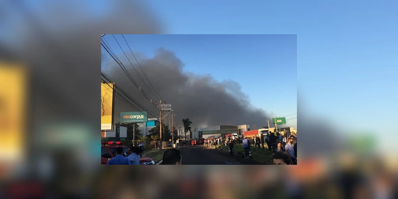 Incêndio em shopping de Maringá já dura mais de seis horas