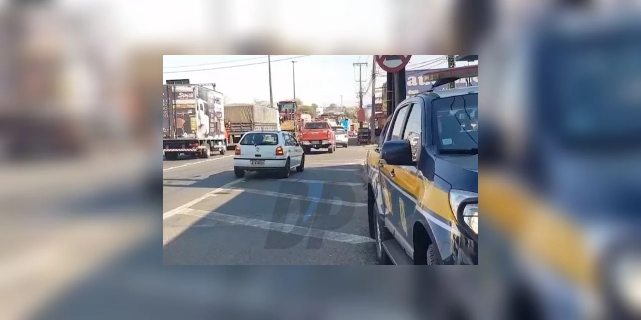 Obras na avenida Souza Naves deixam o trânsito lento nesta terça-feira (11)