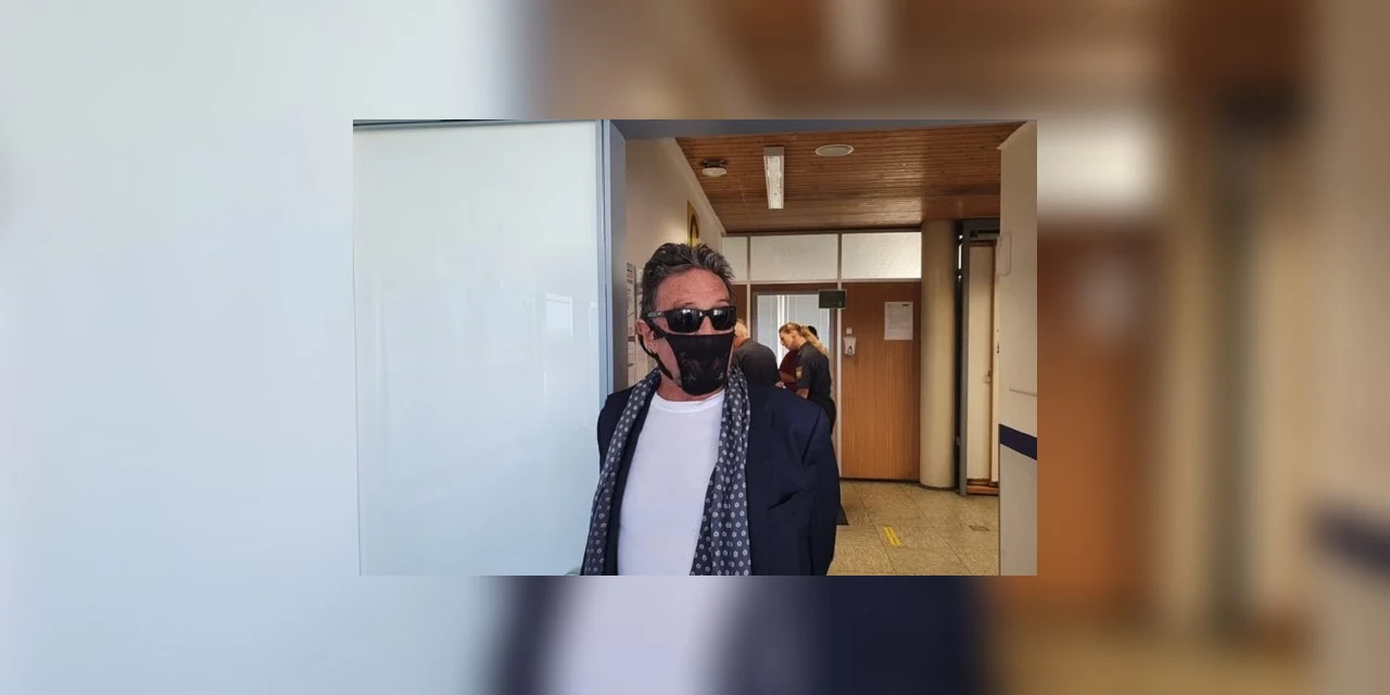 John McAfee, empresário milionário da computação, é preso usando calcinha de renda como máscara