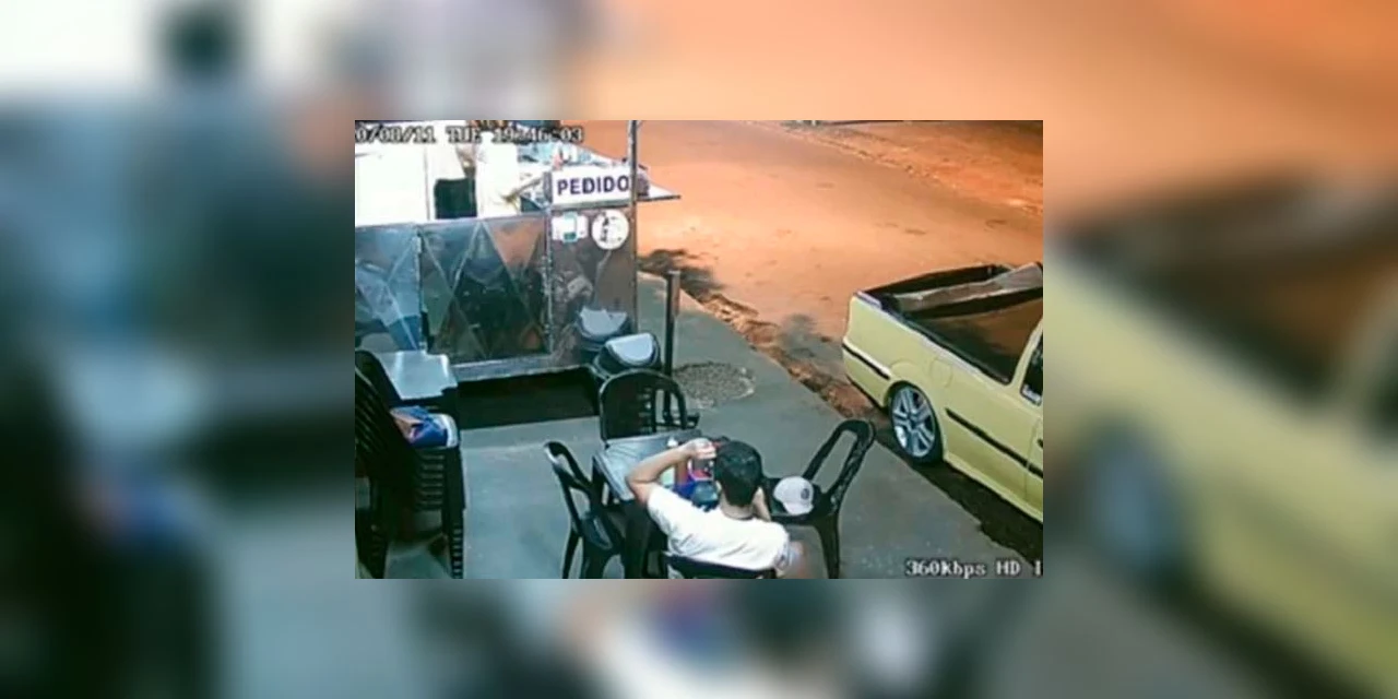 Vídeo: Para ganhar segundo lanche, cliente arranca cabelo e coloca na própria comida