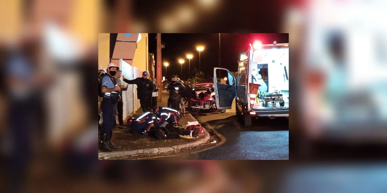 Vídeo: Após acidente entre carro e moto, piloto fica ferido em PG