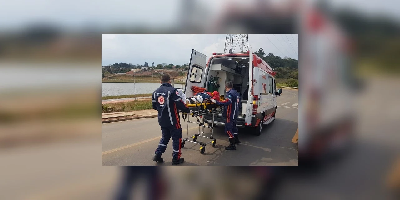 Vídeo: Motociclista fica ferido após colisão e familiares reclamam da demora no atendimento