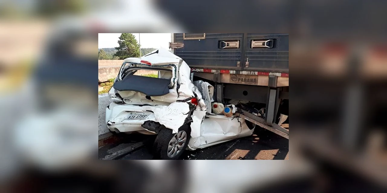 Motorista sai ileso após carro ficar destruído em acidente