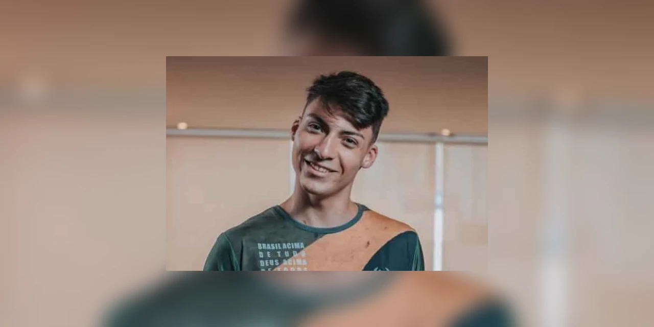Renan Bolsonaro, filho mais novo do presidente, está com COVID-19