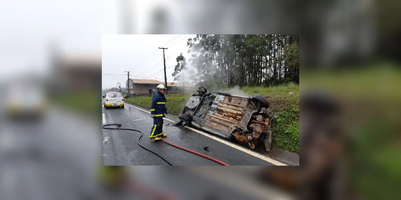 Vídeo: Veículo pega fogo após capotar na Avenida Souza Naves, em Ponta Grossa