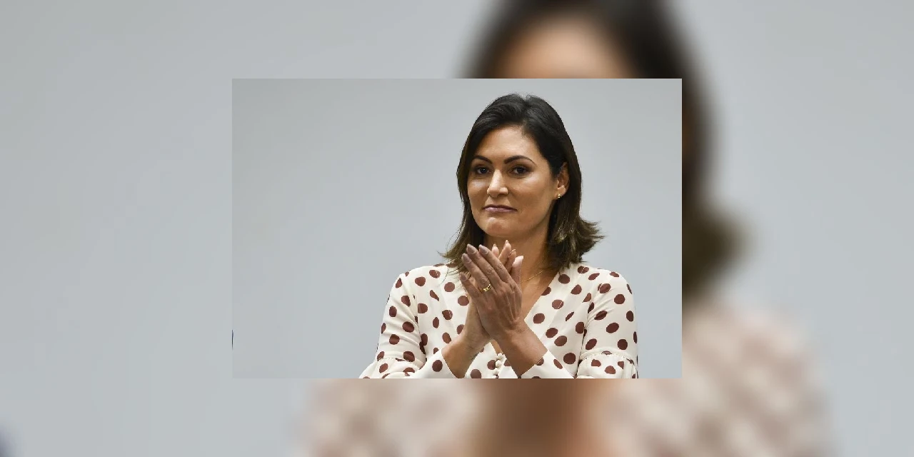 Duas semanas após ser diagnosticada com COVID-19, Michelle Bolsonaro testa negativo para a doença