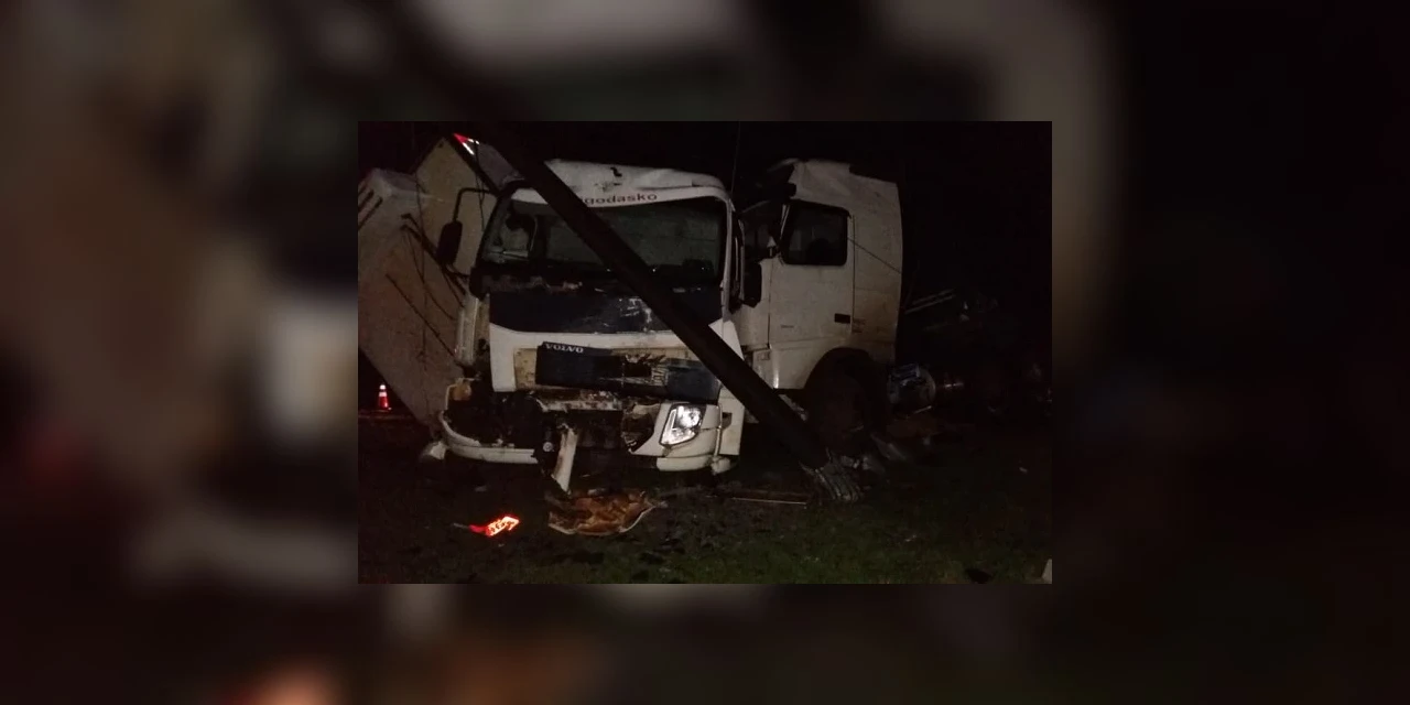 Acidente entre caminhões deixa motorista ferido e carga espalhada na pista