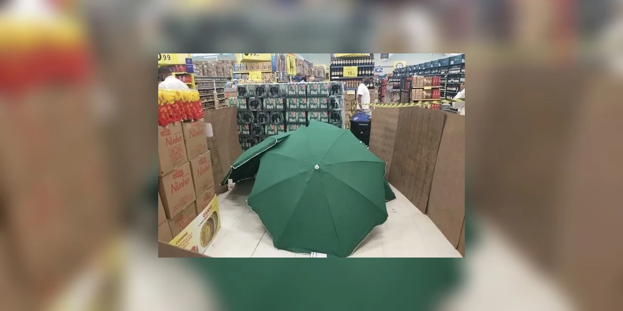 Homem morre dentro de mercado e estabelecimento cobre o corpo para continuar as atividades