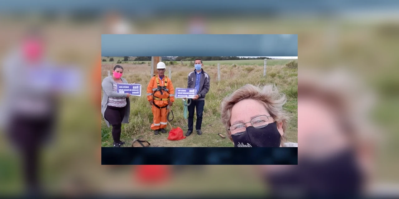 Moradores do Parque das Andorinhas se unem e compram as próprias placas de sinalização das ruas